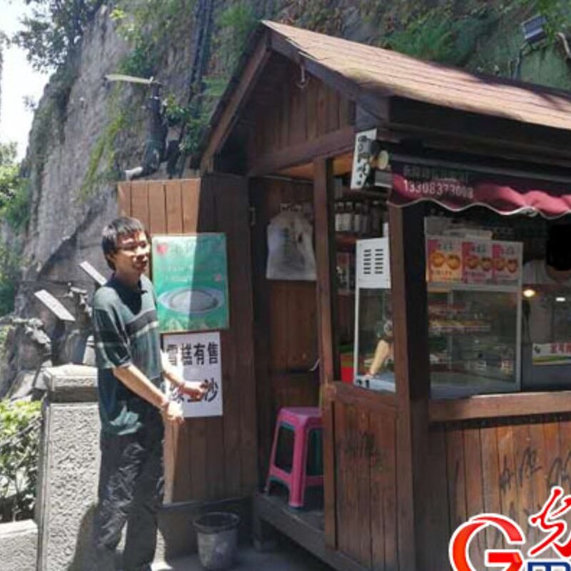 男子偷雪糕被捕，藏着20多支雪糕，大写的尴尬 (1)